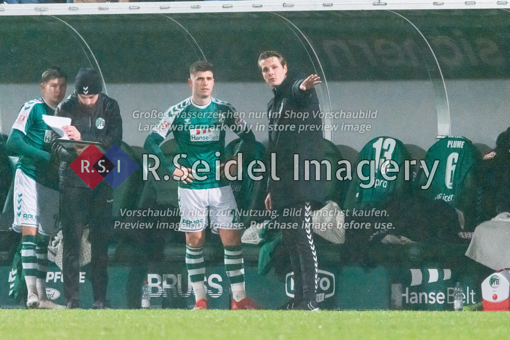 Fußball, Saison 2022/23, Regionalliga Nord, VfB Lübeck - Hamburger SV II, Stadion an der Lohmühle (Lübeck), 25.11.2022, 20. Spieltag | Vor der Einwechselung bespricht Mattis Daube (#23, Lübeck) mit Lukas Pfeiffer (Lübeck, Cheftrainer) die Taktik.
