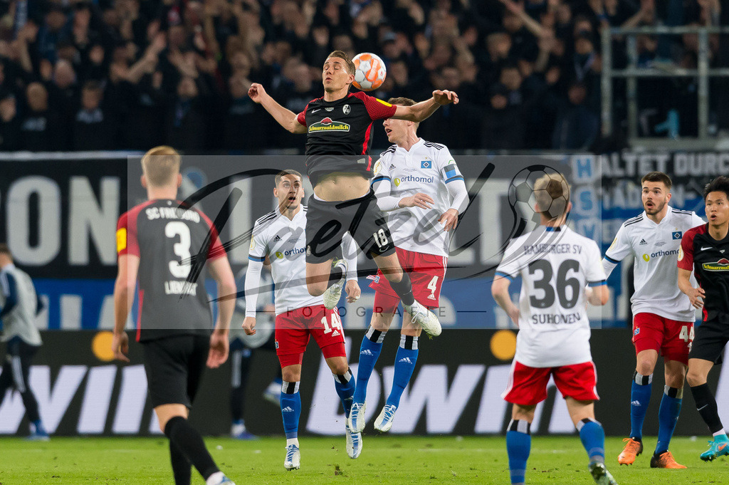 HSVSCF20220419_096 | Fussball, Herren: Nils Petersen (SC Freiburg) und Sebastian Schonlau (Hamburger SV) im Zweikampf beim DFB-Pokal-Halbfinalspiel zwischen Hamburger SV und SC Freiburg im Volksparkstadion am 19.04.2022 in Hamburg, Deutschland.DFB / DFL REGULATIONS PROHIBIT ANY USE OF PHOTOGRAPHS AS IMAGE SEQUENCES AND/OR QUASI-VIDEO. - Realisiert mit Pictrs.com