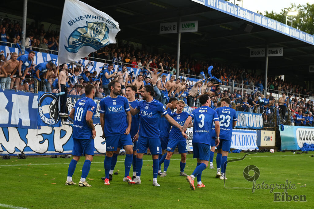 SV Meppen-VfB Lübeck | Herren Regionalliga Nord; SV Meppen (blau)-VfB Lübeck (weiß) am 01.08.2025 in Meppen (Hänsch-Arena), Photo: Philip Eiben 2025 - Realized with Pictrs.com