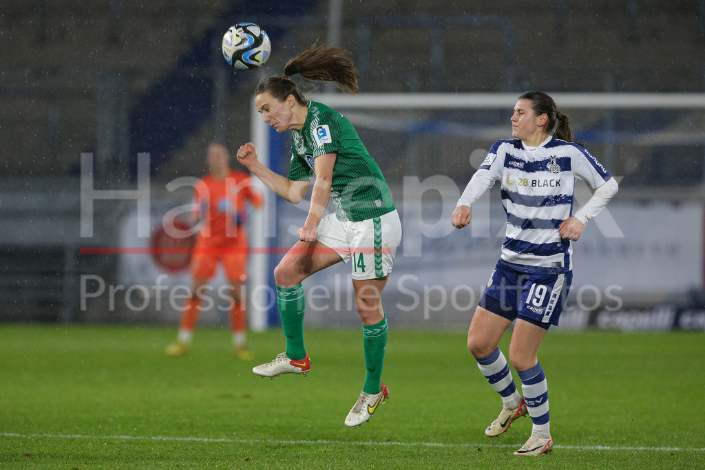 Fussball, Google Pixel Frauen-Bundesliga, MSV Duisburg - SV Werder Bremen | v.li.: Michaela Brandenburg (SV Werder Bremen, 14) und Antonia Halverkamps (MSV Duisburg, 19) im Kopfballduell, Kopfball, Zweikampf, Action, Aktion, Spielszene, DIE DFB-RICHTLINIEN UNTERSAGEN JEGLICHE NUTZUNG VON FOTOS ALS SEQUENZBILDER UND/ODER VIDEOÄHNLICHE FOTOSTRECKEN. DFB REGULATIONS PROHIBIT ANY USE OF PHOTOGRAPHS AS IMAGE SEQUENCES AND/OR QUASI-VIDEO.