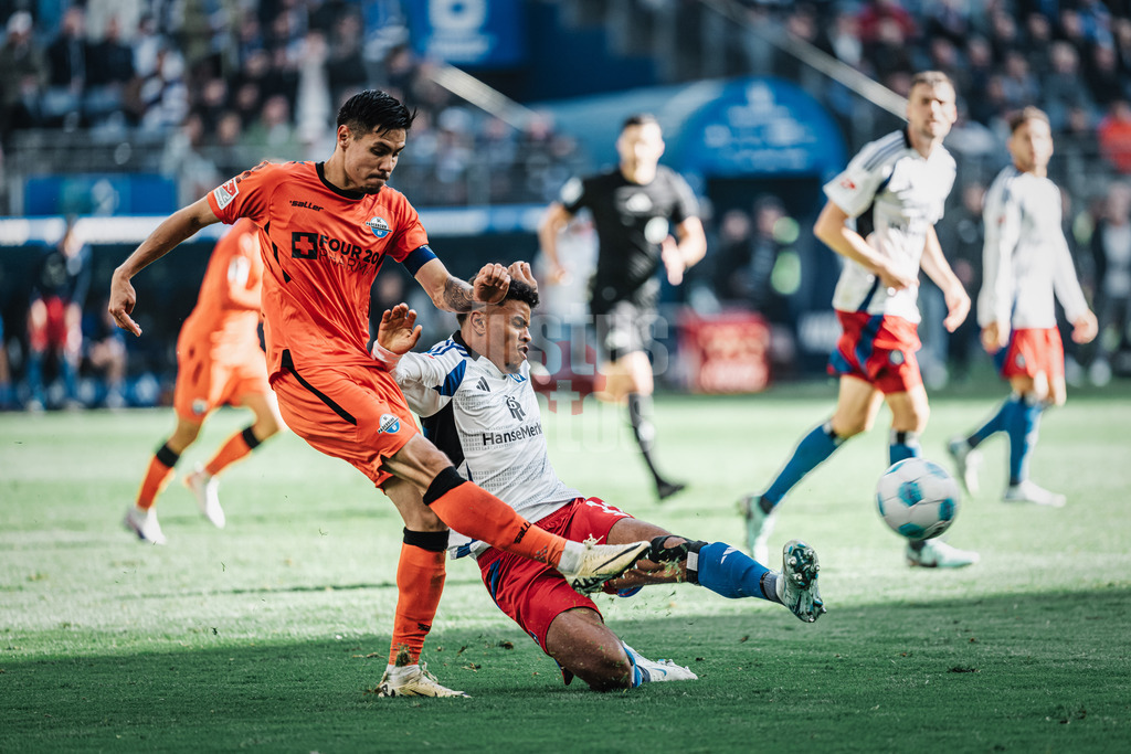 Fußball | Männer | Saison 2024/2025 | 2. Fußball-Bundesliga | 7. Spieltag | Hamburger SV vs. SC Paderborn 07 | 28.09.2024 | v.l. Calvin Brackelmann (#4, SC Paderborn 07) gegen Ransford Königsdörffer (#11, HSV)