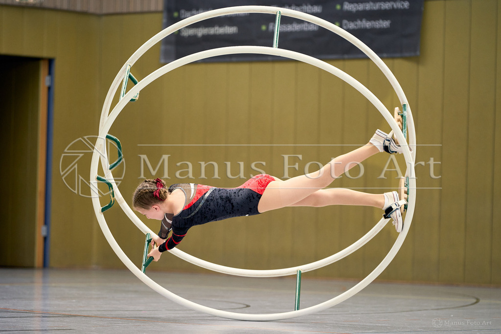 B-DSC01776 | Professionelle Sportfotografie in Hamburg, Schleswig-Holstein und Niedersachsen – spezialisiert auf Rhönrad, Geräteturnen, Leistungsturnen und rhythmische Sportgymnastik. Bundesweite Begleitung von Rhönrad-Events. Jetzt Sport-Fotos - Realisiert mit Pictrs.com