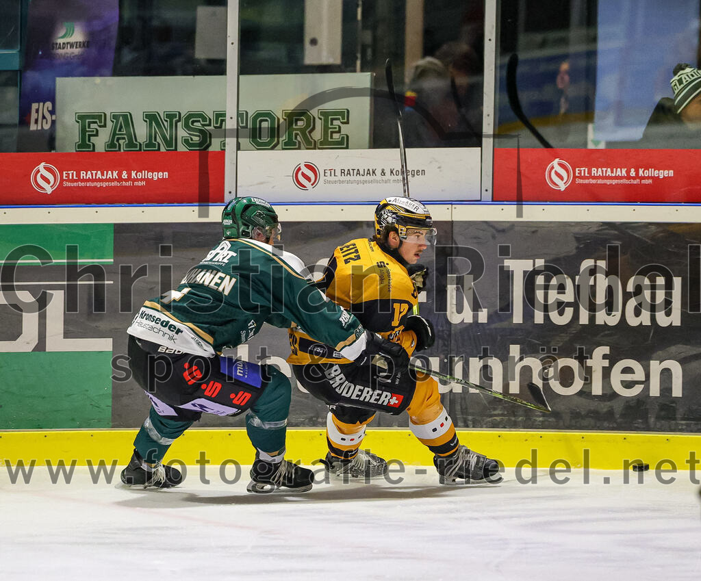 2025-11-02_061_TSV_Erding_gegen_EV_Fuessen | Erding, Deutschland, 02.11.2025:Eishockey, Oberliga Süd 2025 / 2026, 15. Spieltag, TSV Erding gegen EV Füssen, Endergebnis: 2:6Jesse Kauhanen (Erding Gladiators, #4), Pius Seitz (EV Füssen, #17)Foto: Christian Riedel / fotografie-riedel.net