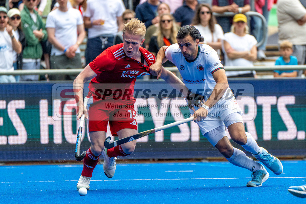 Final4_20250601-1343-HK108546 | Krefeld, Deutschland, 01.06.2025:  Feldhockey Final4 2025 – „Deutsche Feldhockey-Meisterschaften 2025“ Crefelder HTC - Rot-Weiss Köln (Finale Herren) im Gerd-Wellen-Hockeyanlage am 01.06.2025 in Krefeld, Deutschland. (Foto von Kramhöller/Fehrmann/Kaste)Krefeld, Germany, 01.06.2025: Feldhockey Final4 2025 – „Deutsche Feldhockey-Meisterschaften 2025“ Harvestehuder HTC - Düsseldorfer HC (Finale Damen) in Gerd-Wellen-Hockeyanlage at 01.06.2025 in Krefeld, Deutschland. (Foto from Kramhöller/Fehrmann/Kaste)