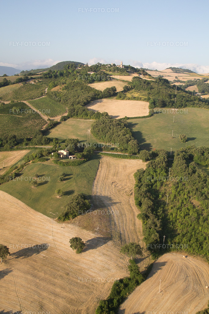 Aerial view: View of the town in Isola di Fano in the state The Marches, Italy. – Photo: IMG_43029.jpg taken on 07/15/2011 by Werner Riehm/FLY-FOTO.com – Resolution of the original: 2848 x 4272 px
