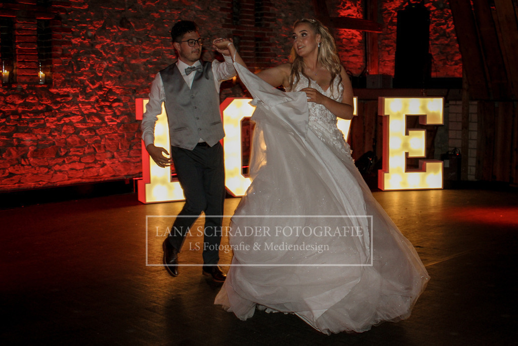 Hochzeit Sven _ Evi 08.07.22 Freie Trauung-23 | lanaschraderfotografie - Realisiert mit Pictrs.com