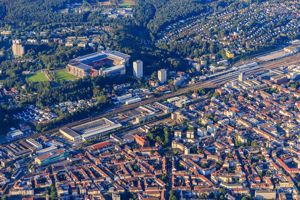 Luftbild: B37, Hbf und Fritz-Walter-Stadion des 1. FCK in Kaiserslautern im Bundesland Rheinland-Pfalz in Deutschland. Foto: IMG_109801.jpg vom 06.08.2018 durch Werner Riehm/FLY-FOTO.de