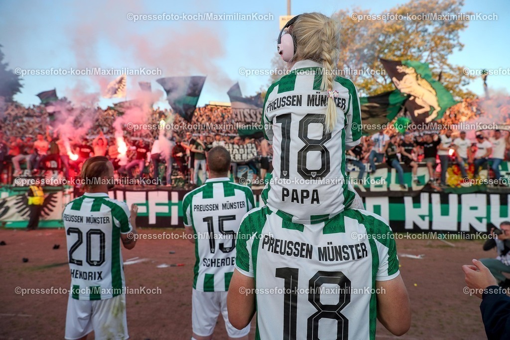 SCP09052501126 | 09.05.2025, Fußball, Preußen Münster - Hertha BSC, 2. Fußball Bundesliga, 33. Spieltag, Preußenstadion, Saison 2024 2025: Abschlussjubel nach dem 2:0 Sieg für Preußen. Die Tochter von Marc Lorenz (Preussen Muenster #18) auf den Schultern des Stolzen Papas bei der Abschlussfeier vor den Fans. DFB regulations prohibit any use of photographs as image sequences and or quasi-video.