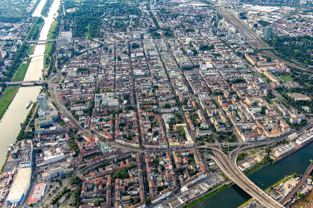 Quadratestadt von Nordwesten zwischen der Kurpfalzbrücke über den Neckar und dem Hauptbahnhof und Barockschloss im SW | Luftbild: Quadratestadt von Nordwesten zwischen der Kurpfalzbrücke über den Neckar und dem Hauptbahnhof und Barockschloss im SW im Ortsteil Innenstadt in Mannheim im Bundesland Baden-Württemberg in Deutschland. Foto: IMG_142783.jpg vom 19.07.2024 durch ©2025 Werner Riehm fly-foto.de/copyright - Realisiert mit Pictrs.com
