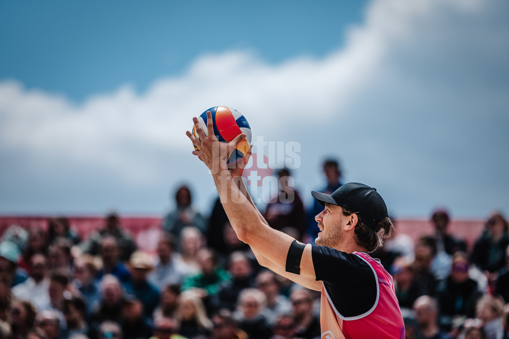 Beachvolleyball | Männer | German Beach Tour 2024 | Tourstop Bremen | 09.06.2024 | Paul Henning kurz vor der Angabe