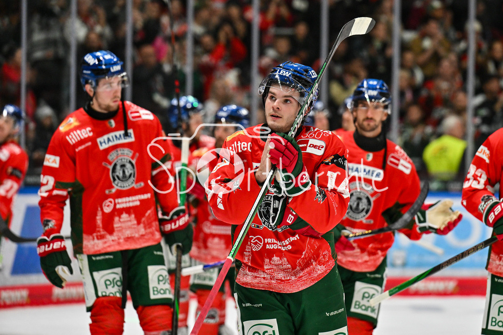 Augsburger Panther - Grizzlys Wolfsburg | Zusammen mit den Fans feiern die Augsburger Panther den Heimsieg gegen Wolfsburg / Jubel / Freudne / happy / DEL: Augsburger Panther - Grizzlys Wolfsburg; Curt Frenzel Stadion am 10.10.2025 / D. J. BUSDEKER (Augsburger Panther 14)