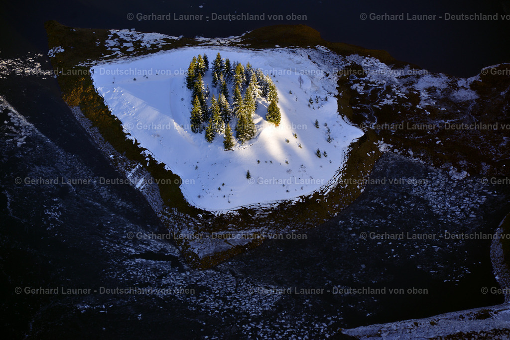 3700186 | schneebedeckte Insel im Unterbecken Pumpspeicherwerk Goldisthal