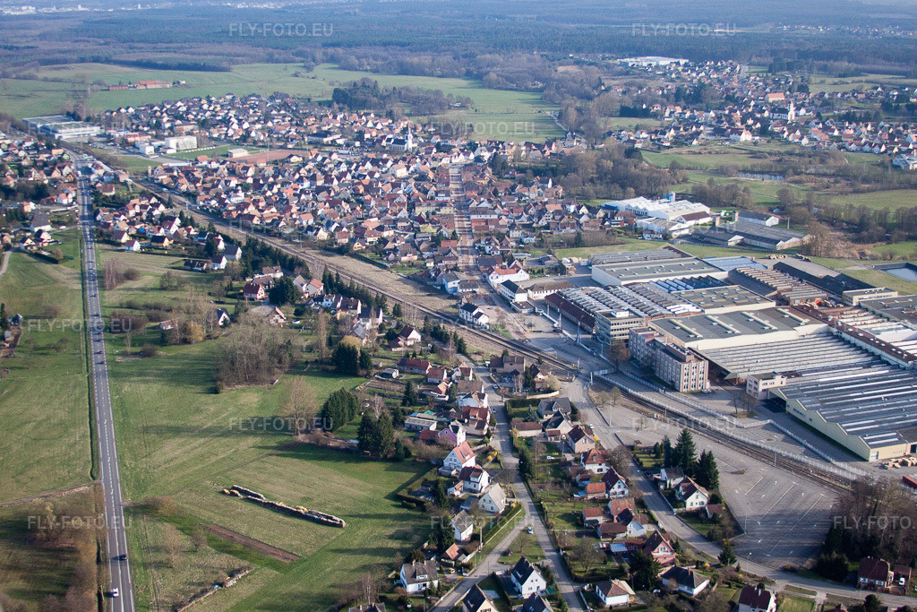 Vue aérienne: Vue de la ville avec le fabricant de poêles De Dietrich Thermique au premier plan. à Mertzwiller dans le département Bas Rhin, France – .Photo: IMG_38688.jpg prise le 20/03/2011 par Werner Riehm/FLY-FOTO.eu – Résolution de l'original: 4614 x 3076 px