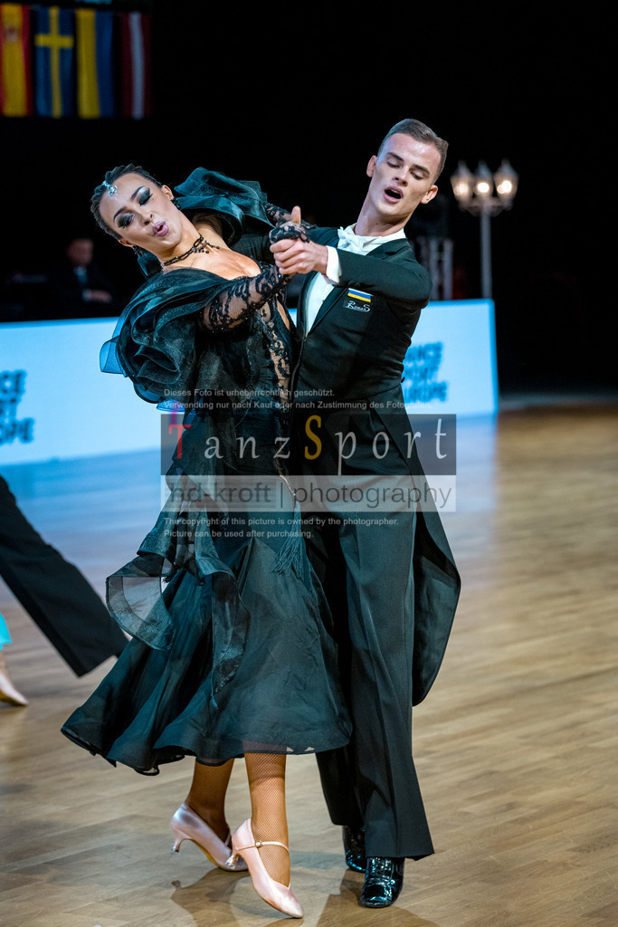 20251212_WDSF_World_Ch_Cup_RS-Std_1154-2 | Tanzsportbilder, Standardtanz, Lateintanz, WDSF, DTV, LTVB, dancecomp, goc, hessen tanzt, blaues band der spree, walzer, tango, wiener walzer, slowfox, quickstepp, samba, rumba, cha-cha-cha, paso doble. jive, hd-kroft photography, turniertanzsport