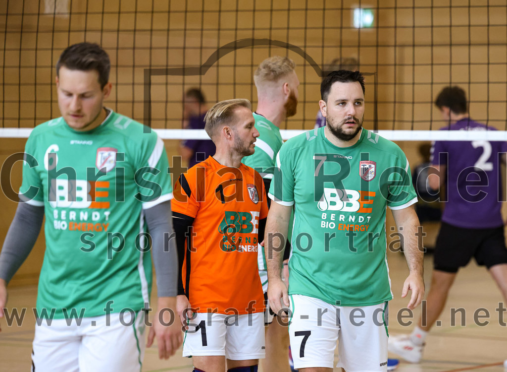 2022-11-12_105_TuS_Oberding_gegen_SC_Freising_II | Oberding, Deutschland, 12.11.2022:
Volleyball, Bezirksliga Ost 2022 / 2023, 7. Spieltag, TuS Oberding gegen MTV Pfaffenhofen II, Endergebnis: 3:2

Oliver Pelz (TuS Oberding, #6), Bernd Walter (TuS Oberding, #1), Christian Sieracki (TuS Oberding, #7)

Foto: Christian Riedel / fotografie-riedel.net