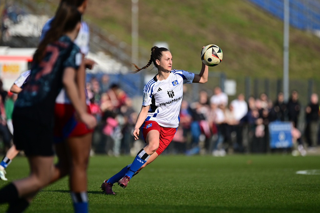 Fußball I Frauen I Saison 2024-2025 I 2. Bundesliga I 17. Spieltag I Hamburger SV - FC Bayern München II | Emilia Angelika Hirche (20, Hamburger SV) - Realisiert mit Pictrs.com