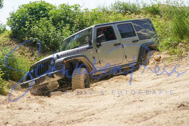 DSC08776 | Vierradfahrzeuge testen unterschiedliches Terrain - ueber Stock und Stein

Offroad Grundkurs im Steinbruch. Unterschiedliche Fahrgegebenheiten mit dem gelaendegaengigem Offroad-Fahrzeug. 

Deutschland, Geisingen, Steinbruch Meichle und Mohr, 10.06.2023