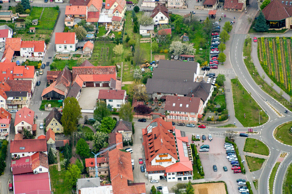Luftbild: Schweigen am Weintor im Ortsteil Schweigen in Schweigen-Rechtenbach im Bundesland Rheinland-Pfalz in Deutschland. Foto: IMG_1697.jpg vom 01.05.2006 durch Werner Riehm/FLY-FOTO.de