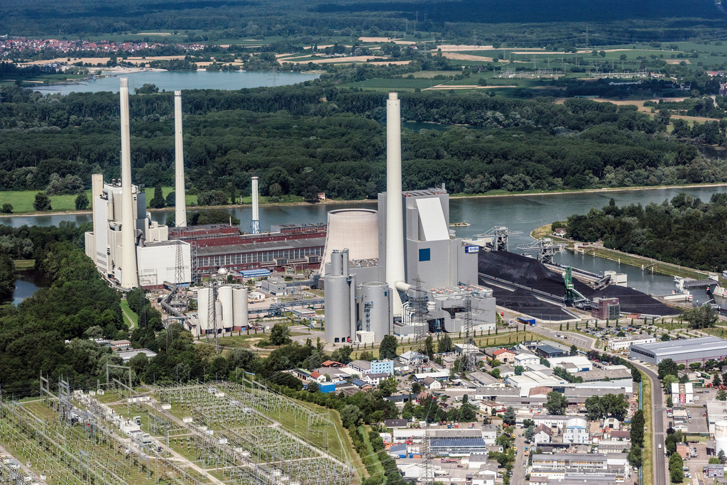 dr__0018869.jpg | KARLSRUHE 04.07.2017 Kraftwerksanlagen und Abgas- Türme des Kohle- Heizkraftwerkes  EnBW Energie Baden-Württemberg AG, Rheinhafen-Dampfkraftwerk Karlsruhe in Karlsruhe im Bundesland Baden-Württemberg, Deutschland. // Power plants and exhaust towers of coal thermal power station  EnBW Energie Baden-Wuerttemberg AG, Rheinhafen-Dampfkraftwerk Karlsruhe in Karlsruhe in the state Baden-Wuerttemberg, Germany. Foto: Daniel Reiter