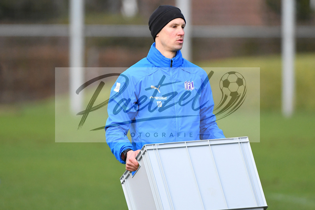 20200225_TRAOSN_0052 | Fussball, Herren: Co-Trainer Tim Danneberg (VfL Osnabrueck) schaut waehrend der Trainingseinheit des VfL Osnabrueck im Sportpark Illoshoehe am 25.02.2020 in Osnabrueck, Deutschland. - Realisiert mit Pictrs.com