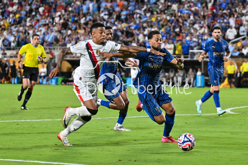 Manchester City - Al-Hilal SFC | im Duell SAVINHO (Manchester City 26) und RENAN LODI (Al-Hilal 6) / Zweikampf / FIFA Club World Cup: Manchester City - Al-Hilal SFC, Camping World Stadium am 30.06.2025 / NOT FOR SALE IN USA