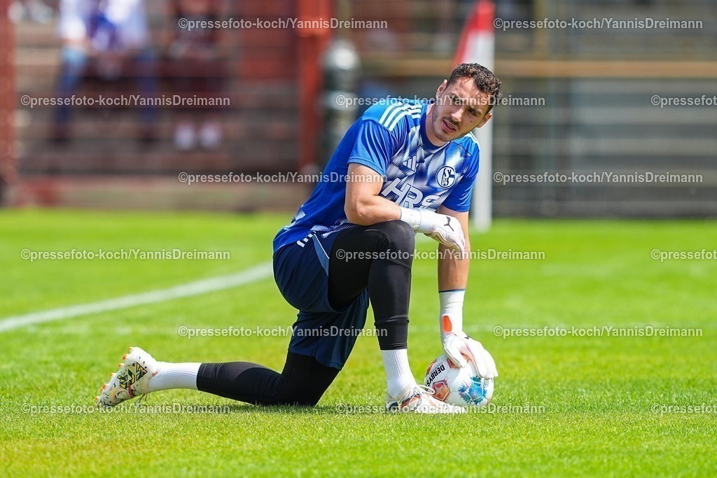 xYDR20072501044 | 20.07.2025, xydrx, Fußball, Rot Weiss Ahlen - FC Schalke 04, Testspiel, Wersestadion: Justin Heekeren (FC Schalke 04 #28)