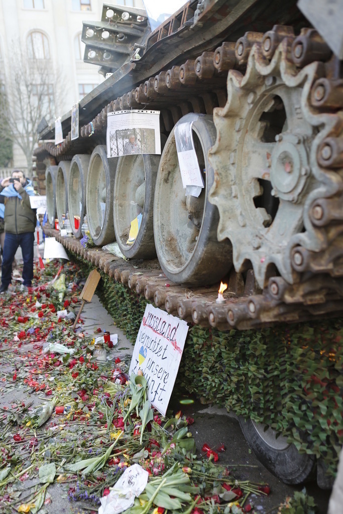 Deutschland: Panzerwrack aus der Ukraine vor der russischen Botschaft in Berlin | Deutschland, Berlin, 26.02.2023. Ein Panzerwrack steht seit dem Jahrestag des russischen Angriffs auf die Ukraine vor der russischen Botschaft in Berlin-Mitte. Der zerstörte Panzer vom Typ T-72 vor dem Gebäude Unter den Linden als Mahnmal gegen den Krieg stehen.