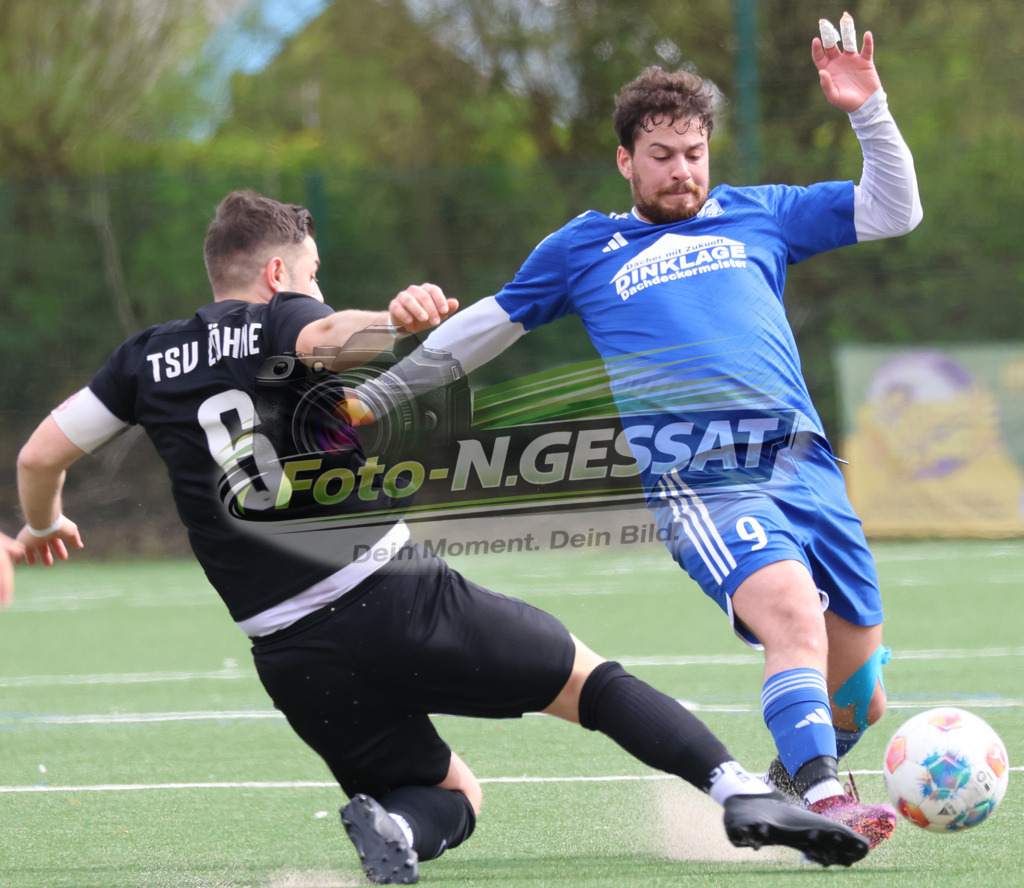 SV Enger-Westerenger - TSV Löhne | Auf dem Bild zu sehen: blau SV Enger-Westerenger: Taha Baroude ; schwarz TSV Löhne: Serkan KayaSV Enger-Westerenger, TSV Löhne, Saison 25/26, Kreisliga A, Enger, Deutschland - Realisiert mit Pictrs.com