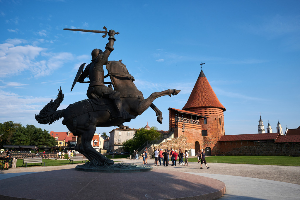 Blick auf die Burg Kaunas | Kaunas, Litauen - August 14, 2022: Blick auf die Schutzburg Kaunas mit einem Reiterdenkmal. - Realisiert mit Pictrs.com