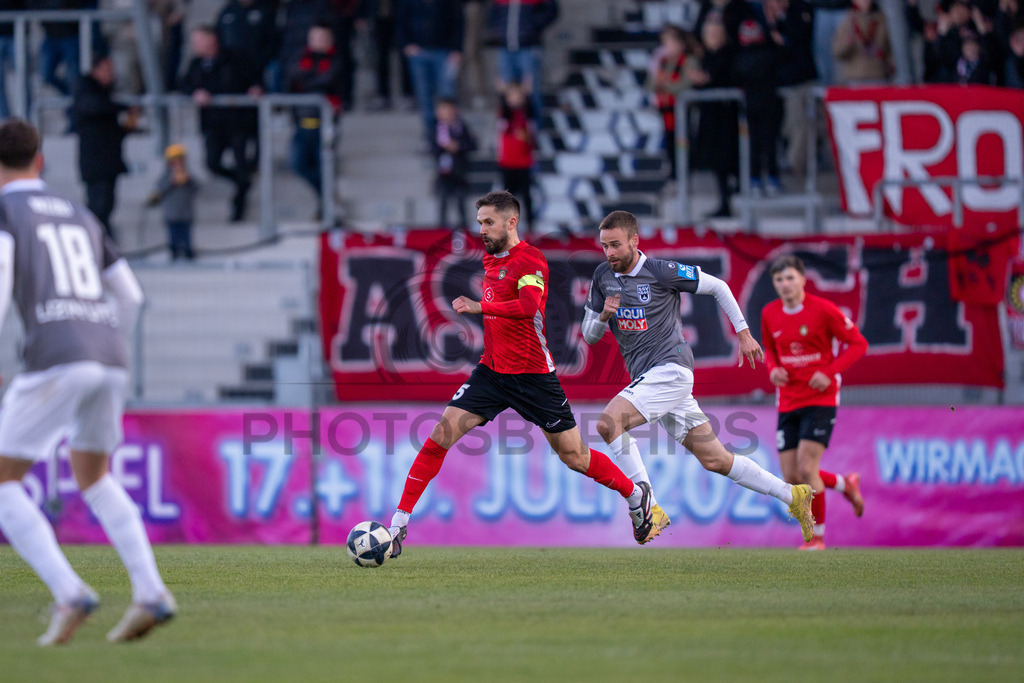 SG Sonnenhof Grossaspach vs. SSV Ulm 1846 Fussball, Fussball, WFV-Pokal, Viertelfinale, 01.04.2026 | Volkan Celiktas (SG Sonnenhof Grossaspach, #05) am Ball,SG Sonnenhof Grossaspach vs. SSV Ulm 1846 Fussball, Fussball, WFV-Pokal, Viertelfinale, 01.04.2026