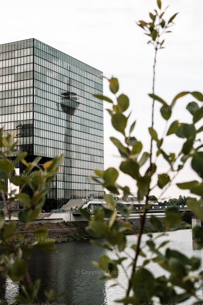 Spiegelder Rheinturm | Der Rheintrum Düsseldorf spiegelt sich in einem Hochhaus am Düsseldorfer Medienhafen. - Realisiert mit Pictrs.com