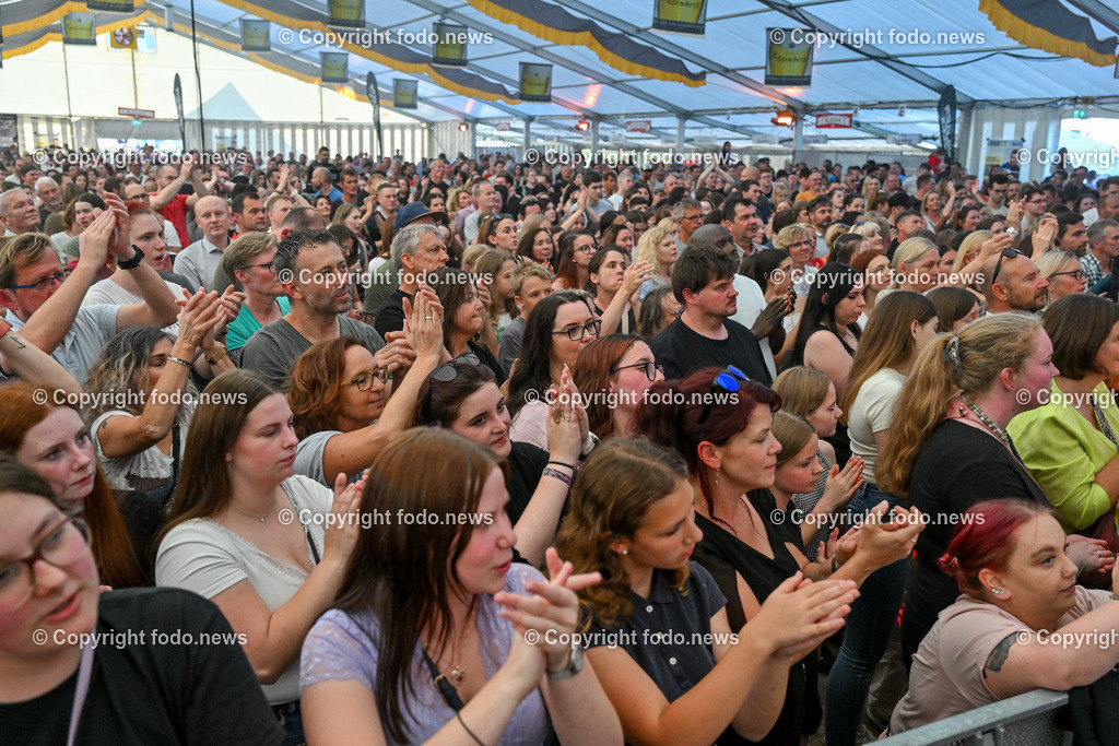 Schloss Eggenberg Josh_ 24.06.2023-4 | 24.06.2023, Eggenberg, AUT, Brauereifest 2023, im Bild Josh in Concert auf Schloss Eggenberg, Zuschauer, Besucher, Fans