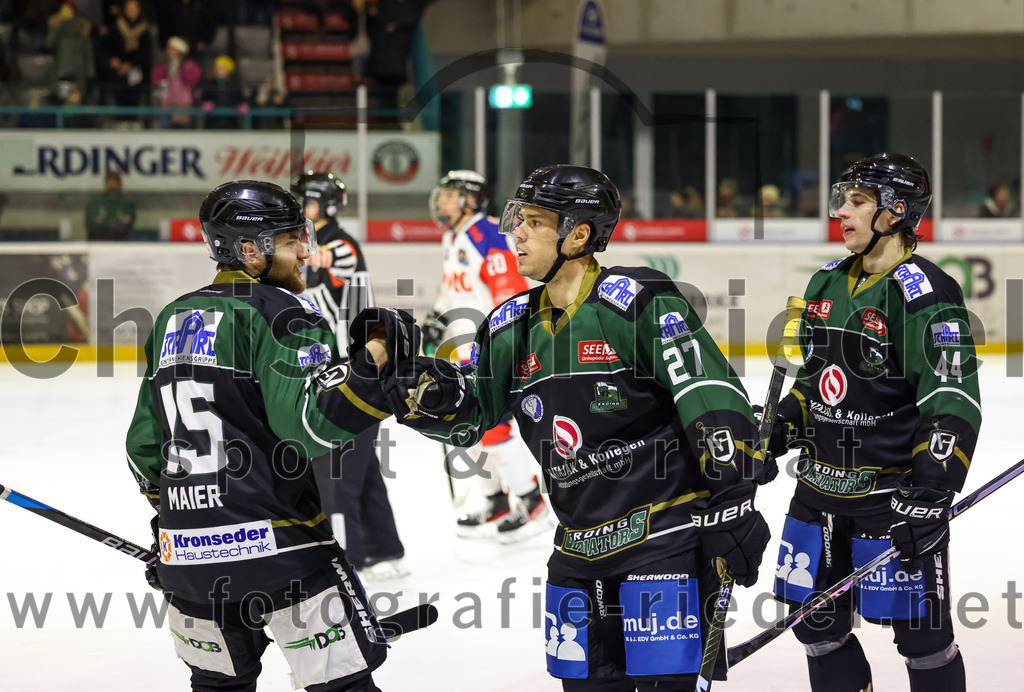 2023-01-22_152_Eishockey_TSV_Erding_gegen_ESC_Dorfen | Erding, Deutschland, 22.01.2023:
Eishockey, Bayernliga 2022 / 2023, 29. Spieltag, TSV Erding gegen ESC Dorfen, Endergebnis: 6:2

Elias Maier (Erding Gladiators, #15), Mark Waldhausen (Erding Gladiators, #27), Paul Wallek (Erding Gladiators, #44)

Foto: Christian Riedel / fotografie-riedel.net