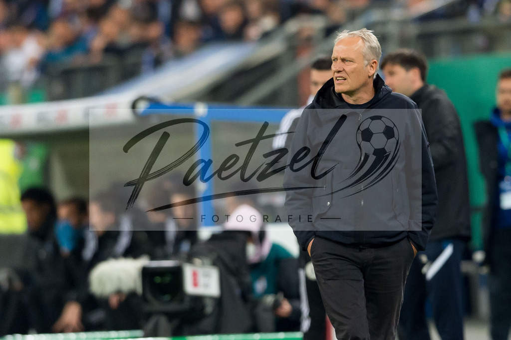 HSVSCF20220419_095 | Fussball, Herren: Trainer Christian Streich (SC Freiburg) schaut beim DFB-Pokal-Halbfinalspiel zwischen Hamburger SV und SC Freiburg im Volksparkstadion am 19.04.2022 in Hamburg, Deutschland.DFB / DFL REGULATIONS PROHIBIT ANY USE OF PHOTOGRAPHS AS IMAGE SEQUENCES AND/OR QUASI-VIDEO. - Realisiert mit Pictrs.com
