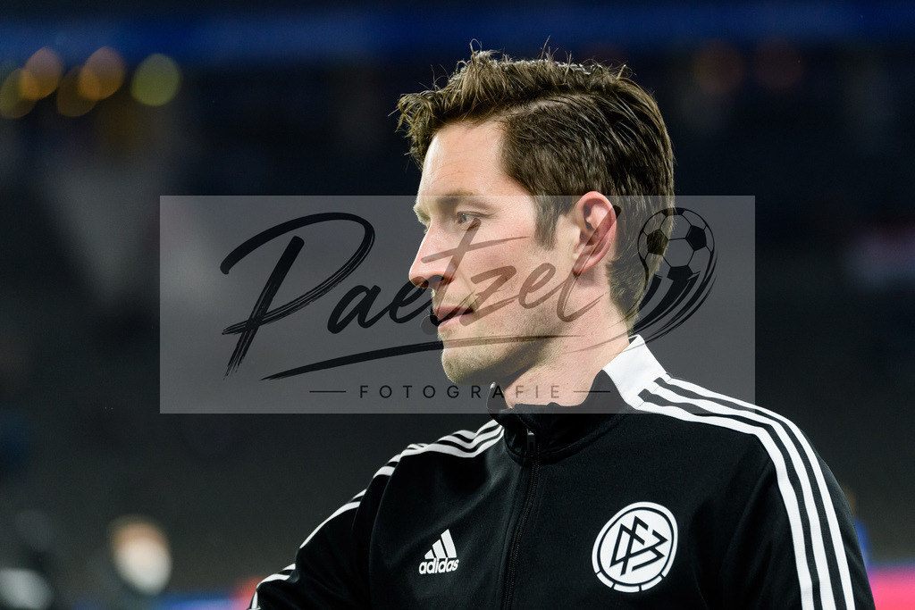 BSCRBL20220220_264 | Fussball, Herren: Vierter Offizieller Dr. Matthias Joellenbeck schaut bei dem Spiel der 1. Bundesliga zwischen Hertha BSC und RB Leipzig im Olypiastadion am 20.02.2022 in Berlin, Deutschland.DFB / DFL REGULATIONS PROHIBIT ANY USE OF PHOTOGRAPHS AS IMAGE SEQUENCES AND/OR QUASI-VIDEO. - Realisiert mit Pictrs.com