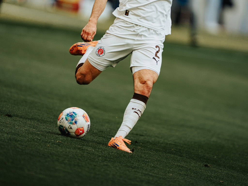 FCP05476 | Der offizielle Shop für FC St. Pauli Fotos. Wähle aus Spielszenen & Fanmomenten dein FCSP Wunschformat. Wir liefern Millerntor-Atmosphäre.
