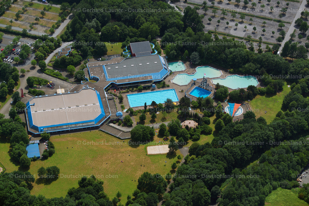 3805501 | Das Sportparadies ist ein 1984 nach Plänen des Architekten Dr. Lutz Limmer aus Meerbusch eröffnetes Sportzentrum in Erle in der Nachbarschaft der Veltins-Arena.Das Hallenbad mit Wellen-, Aus- und Kinderschwimmbecken und Wasserrutsche sowie das Freibad mit insgesamt 5 Schwimmbecken und einem 10-Meter-Sprungturm, macht Baden zum Vergnügen.Daneben gibt es ein Kegelcenter und eine Schießanlage. Eingebunden in das Sportparadies ist die Veranstaltungsstätte Emscher-Lippe-Halle, in der von September bis Mai eine Eislauffläche betrieben wird