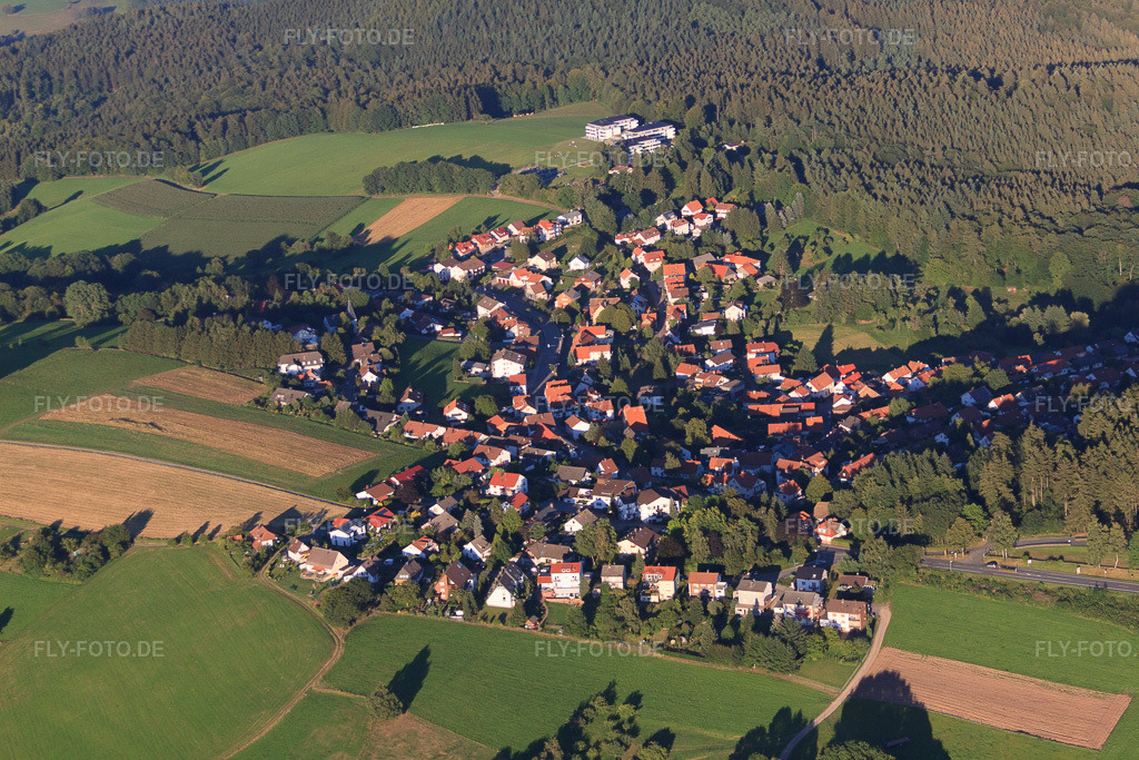 Luftbild: Ortsansicht von Westen im Ortsteil Siedelsbrunn in Wald-Michelbach im Bundesland Hessen in Deutschland. Foto: IMG_51990.jpg vom 18.08.2012 durch Werner Riehm/FLY-FOTO.deAuflösung des Originals: 4752 x 3168 px