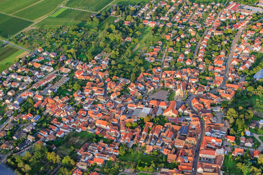 Luftbild: Ortsansicht von Süden im Ortsteil Godramstein in Landau im Bundesland Rheinland-Pfalz in Deutschland. Foto: IMG_32994.jpg vom 03.09.2010 durch Werner Riehm/FLY-FOTO.deAuflösung des Originals: 4709 x 3139 px