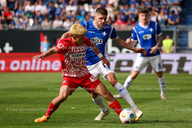 2400414_svdvsscf_2225 Kopie | Darmstadt, 14.04.2024 xjfx 1.Bundesliga SV Darmstadt 98 - SC Freiburg v.l., Ritsu Doan (SC Freiburg), Emir Karic (SV Darmstadt 98), Zweikampf, Action, Aktion, Battles for the Ball





(DFL/DFB REGULATIONS PROHIBIT ANY USE OF PHOTOGRAPHS as IMAGE SEQUENCES and/or QUASI-VIDEO) - Realisiert mit Pictrs.com
