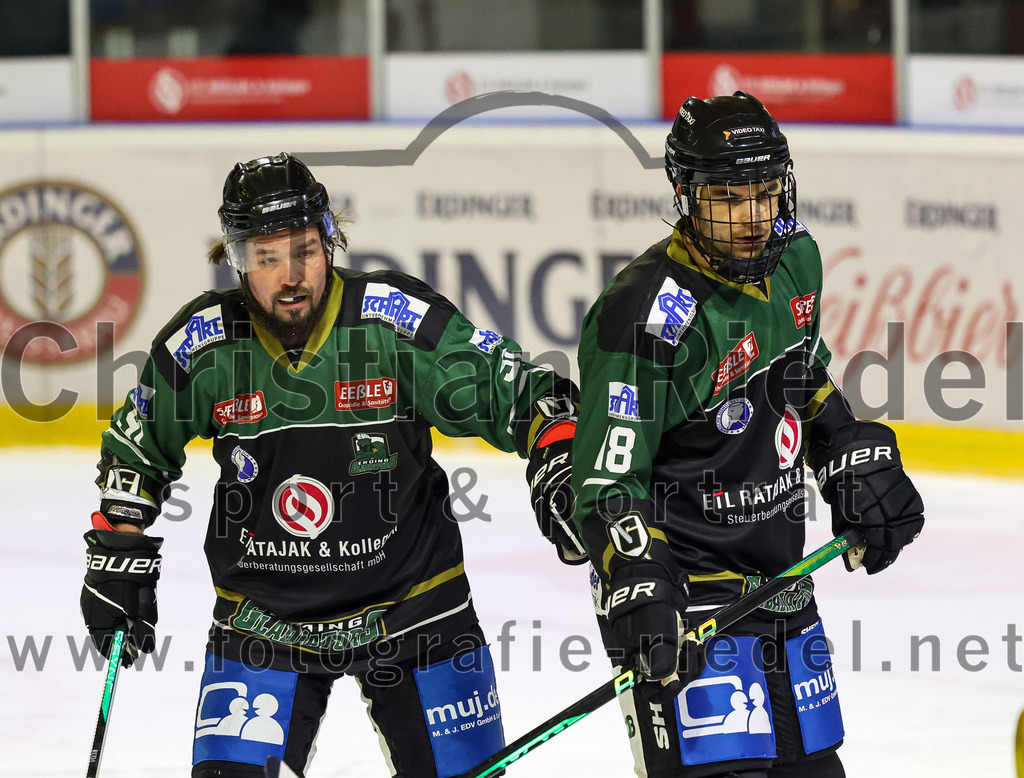 2022-12-16_075_TSV_Erding_gegen_EC_Pfaffenhofen | Erding, Deutschland, 16.12.2022:
Eishockey, Bayernliga 2022 / 2023, 21. Spieltag, TSV Erding gegen EC Pfaffenhofen, Endergebnis: 14:1

Rudolf Lorenz (Erding Gladiators, #91), Daniel Krzizok (Erding Gladiators, #18)

Foto: Christian Riedel / fotografie-riedel.net