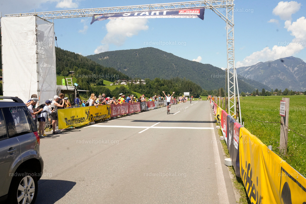 683_20230817_Bewerb_Maenner_Muehlanger | AUT - OESTERREICH, 2023-08-16: SPORT RENNRAD-FAHREN - 55. INTERNATIONALER RADWELTPOKAL IN ST. JOHANN IN TIROL  - Vintage-Radrennen mit WM-Bronze-Medaillen-Siegerin Christina Schweinberger, den Teilnehmer und Alexander Baumann (vom Orginastions-Team) - TAG 2 BEWERB MAENNER IN SECHS GRUPPEN  ; Foto: Roland Muehlanger