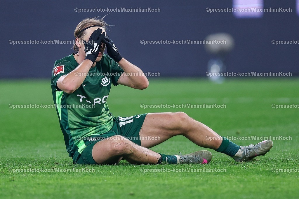 BMG13122502113 | 13.12.2025, Fußball, Borussia Mönchengladbach - VfL Wolfsburg, 1. Fußball Bundesliga, 14.Spieltag, Borussia-Park, Saison 2025 2026: Lovro Majer&nbsp;(VfL Wolfsburg #10) sitzt auf dem Spielfeld und reagiert Enttäuscht  DFB regulations prohibit any use of photographs as image sequences and or quasi-video.