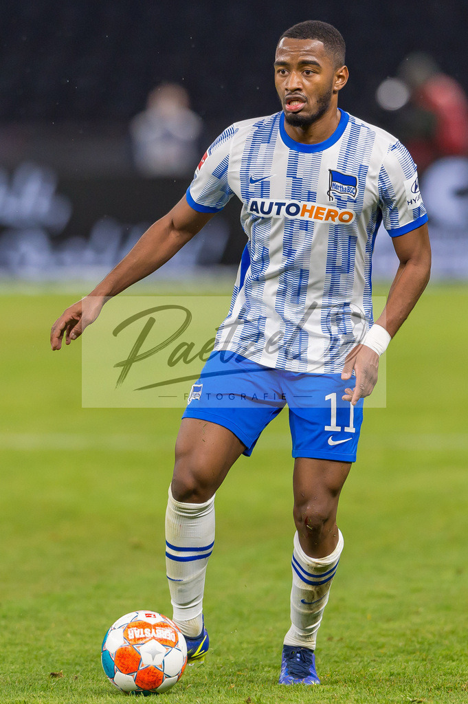 HERBOC20220204_248 | Fussball, Herren: Myziane Maolida (Hertha BSC) in Aktion, am Ball, Einzelaktion bei dem Spiel der 1. Bundesliga zwischen Hertha BSC und VfL Bochum im Olypiastadion am 04.02.2022 in Berlin, Deutschland.DFB / DFL REGULATIONS PROHIBIT ANY USE OF PHOTOGRAPHS AS IMAGE SEQUENCES AND/OR QUASI-VIDEO. - Realisiert mit Pictrs.com