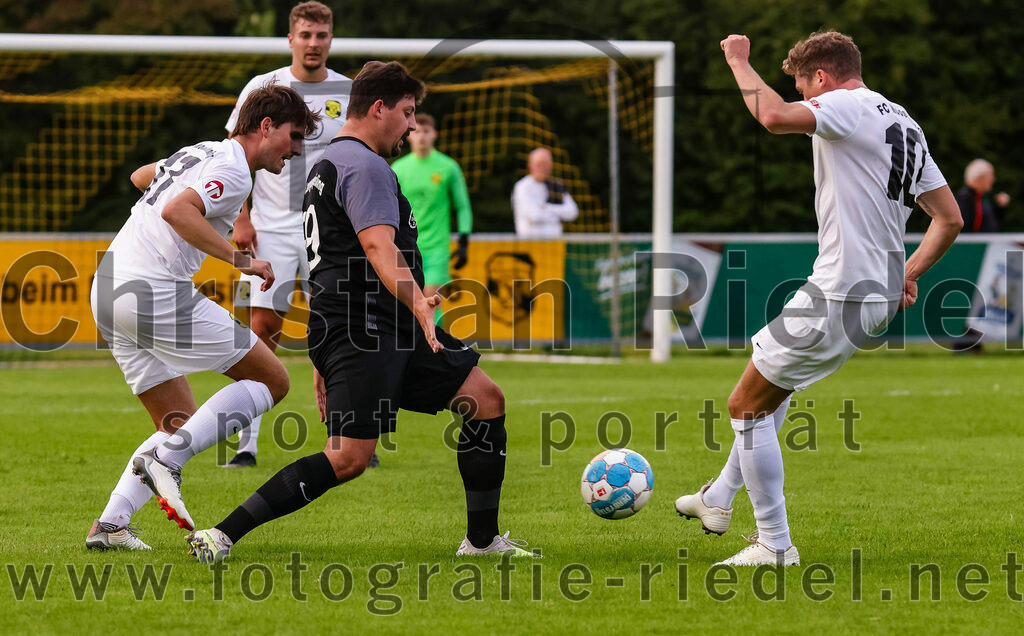2023-08-08_085_FC_Moosinning_gegen_FC_Langengeisling | Moosinning, Deutschland, 08.08.2023:
Fußball, Bezirksliga Oberbayern Ost 2023 / 2024, 3. Spieltag, FC Moosinning gegen FC Langengeisling, Endergebnis: 0:4

Christian Reiser (FC Moosinning, #17), Florian Rupprecht (FC Langengeisling, #39), Florian Jakob (FC Moosinning, #10)

Foto: Christian Riedel / fotografie-riedel.net