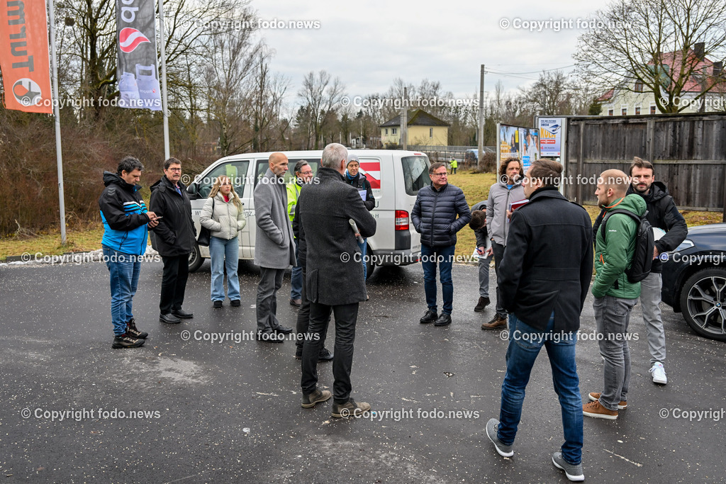 Linz_ Baubesprechung McDonalds KLM-Ebelsberg_ 15.12.2023-8 | 15.12.2023, Linz, AUT, Kleinmuenchen-Ebelsberg, im Bild Baubesprechung McDonalds KLM-Ebelsberg, Standort an der Wiener Strasse naechst Turmoel Tankstelle

Vertreter der Stadt, Linz AG, Baubehoerde, Feuerwehr, div. Sachverstaendige, etc 