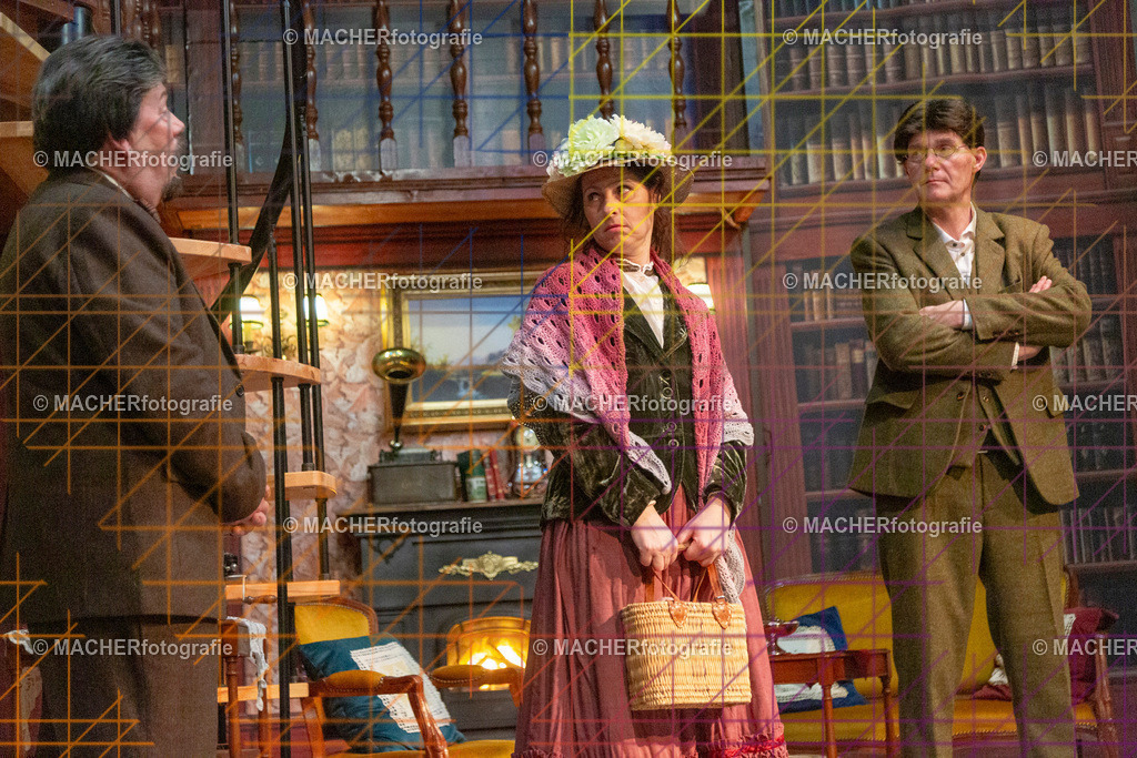 112_MFL-2025 | Portraitbilder von Regisseur; Darsteller; Techniker; Maske; Kostüme; Chor; Musiker; Bilderserie der Generalprobe und der Premierenvorstellung, Szenenbilder; Ausdrucksstudien; Bühnenüberblick; Bühnenkulissen; Pressefotos inkl. Redaktionsfoto Darstellergruppe.