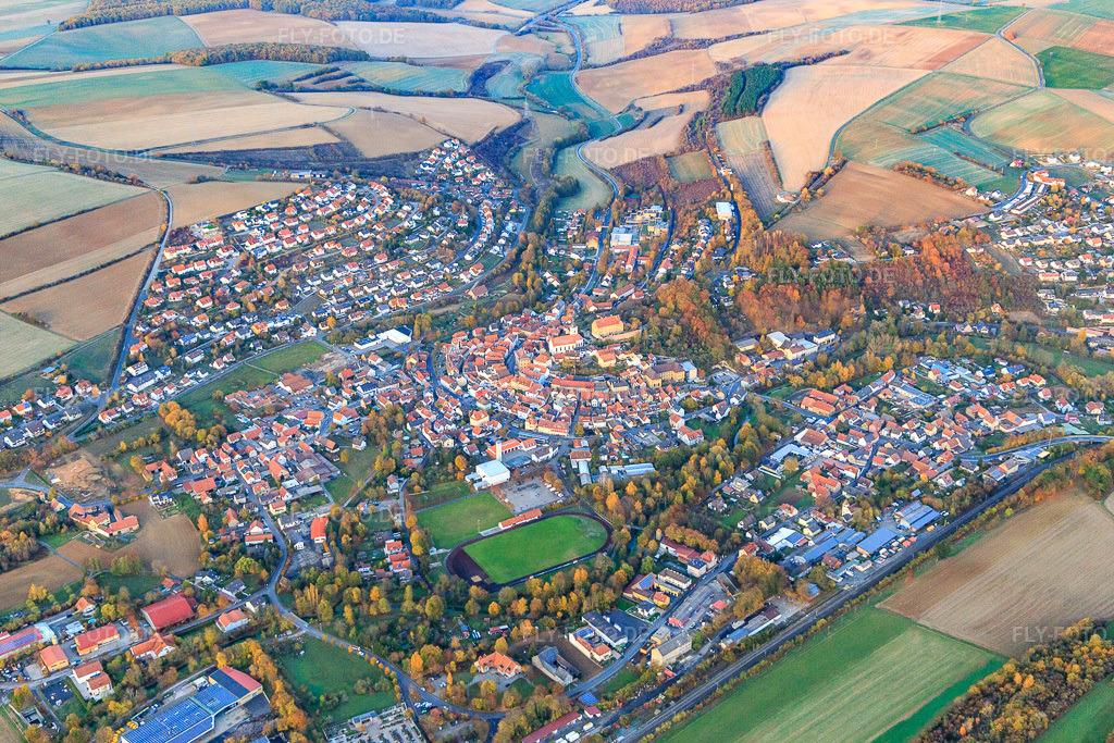 Luftbild: Ortsübersicht von Südwesten in Arnstein im Bundesland Bayern in Deutschland. Foto: IMG_112448.jpg vom 02.11.2018 durch Werner Riehm/FLY-FOTO.de