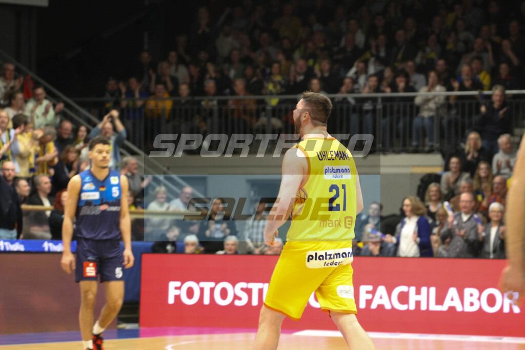 Phoenix Hagen - Eisbären Bremerhaven | Tim Uhlemann jubelt nach einem Dreier - © Sportfoto-Sale (MK) - Realisiert mit Pictrs.com