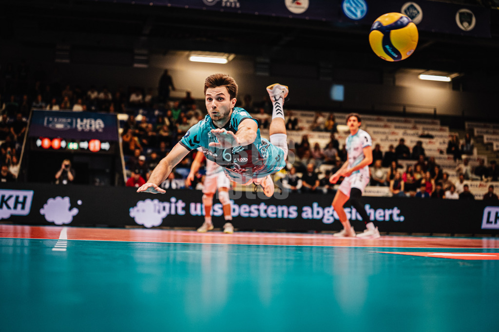 Volleyball | Herren | Saison 2025/2026 | Volleyball Ligacup | SWD powervolleys Düren vs. Energiequelle Netzhoppers KW | 12.10.2024 | Troy Gooch (#6, SWD powervolleys Düren) springt am Ball vorbei